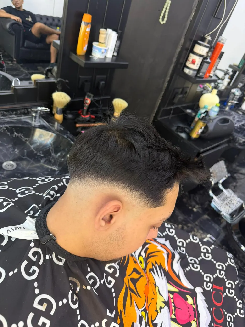 Ausgearbeiteter Übergang, texturiertes Deckhaar, im Salon fotografiert